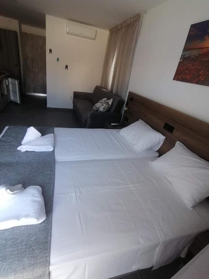 Ellenapa Apts & Studios 아이아 나파 외부 사진